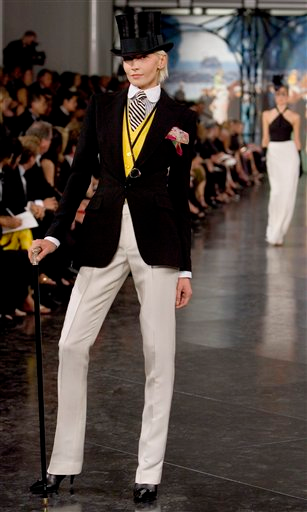 Illustration for article titled Memo To Hillary: Here's How To Dress For Success